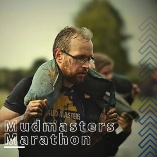 Am Wochenende ging es zu den Mudmasters, die mit ihrem Rennen in Norddeutschland für mich eine der wenigen Veranstaltungen sind, zu denen ich ohne große Fahrerei und eine richtige kleine Reise kommen kann. Wie auch im letzten Jahr, bin ich in der Marathongruppe gestartet, denn es ist die einzige Möglichkeit, ein normales Rennen zu laufen.

Am Start waren ein paar bekannte Gesichter, mit denen ich mich direkt auf den Weg gemacht habe. Das Rennen lief insgesamt gesehen auch sehr gut. Über lange Zeiträume war ich in einer Dreiergruppe unterwegs, die sich jedoch ab der zweiten Runde nicht mehr halten konnte. Zuerst blieb ich alleine mit Johannes, während Hendrik uns weg zu laufen schien. Als es dann aber auf die zwei letzten Runden ging, löste ich mich und ging auf die Jagd nach Hendrik und dem dritten Platz, den ich gerne haben wollte, weil ich in dem Moment noch die Hoffnung hatte, dass ich mein Zeitziel erreichen könnte.
Hendrik konnte ich schließlich ein- und überholen, habe auch ein paar Minuten Abstand zwischen uns bringen können, mein Zeitziel habe ich leider verfehlt.

So blieb es dann am Ende bei einem guten 3. Platz, fast 10 Minuten schneller als im letzten Jahr, da ich in den Tagen vorher vom Fußball noch Schmerzen im Fuß hatte (unnötiges Foul durch einen Gegenspieler), bin ich insgesamt jedoch recht zufrieden und schau positiv auf das nächste Jahr, wenn ich hoffentlich wieder besser trainieren kann und neue Wettkämpfe zu erleben sind. 

#spartanrace #spartanraceeurope #mudmasters #obstaclecourseracing #ocr #niftywolves #neversurrender #strongviking #ocrseries #ocreuropeanchampionships #ocrworldchampionships #ocrworkout #strongviking #motivation #running #training #marathon