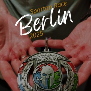 Berlin Spartan Race - 2025

Nach dem Rennen in Kulmbach ging es knapp einen Monat später nach Berlin, wo ich mir in einem Tag meine Trifektamedaille verdienen wollte. Der ursprüngliche Plan von mir sah eigentlich vor, dass ich im ersten Rennen alles raushaue, was ich kann und dann die beiden anderen Distanzen (Super und Sprint) eher locker laufe. Das lief sehr lange auch ganz gut, bis ich circa 3 km vor dem Ende bei „Ape Sh*t“ ankam, das Hindernis gemacht und dann festgestellt habe, dass ich mir an den warmen und trockenen Stangen beide Hände aufgezogen habe. Alles, was danach kam, war deutlich langsamer, denn ich war nicht mehr in der Lage, vernünftig zu greifen. So verlor ich mehrere Minuten Zeit und war am Ende doch deutlich langsamer, als es hätte sein können. Nach ein wenig Hilfe von den Sanitätern habe ich die beiden folgenden Runden noch halbwegs gut über die Bühne gebracht, es hätte aber schon deutlich besser sein können.
Insgesamt bin ich trotzdem sehr zufrieden mit dem Rennen, denn ich habe gesehen, dass ich endlich wieder in einer wettkampfbereiten Form bin. Ich hatte halt kein Glück. Ich habe durchgehalten, nicht aufgegeben und das ist mir auch wichtig. 

#noducksnoglory #niftywolves #neversurrender #spartanrace #spartanraceeurope #obstaclecourseracing #ocr #ocrseries #ocreuropeanchampionships #ocrworldchampionships #motivation #running #berlin #spartanracegermanyaustria