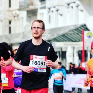 Nach mehreren Jahren Pause habe ich mich nun doch mal wieder beim Hamburger Marathon angemeldet. Nicht, weil ich eine Bestzeit laufen will, sondern weil ich einfach die gute Stimmung, dies es dort immer gegeben hat genießen möchte. Ein positiver Start in ein Wettkampfjahr, das hoffentlich nicht so versucht ist, wie die letzten Jahre.

Hamburg, du fehlst mir. Ich komme zurück!

#niftywolves #neversurrender #hamburg #haspamarathonhamburg #saisonplanung #marathon